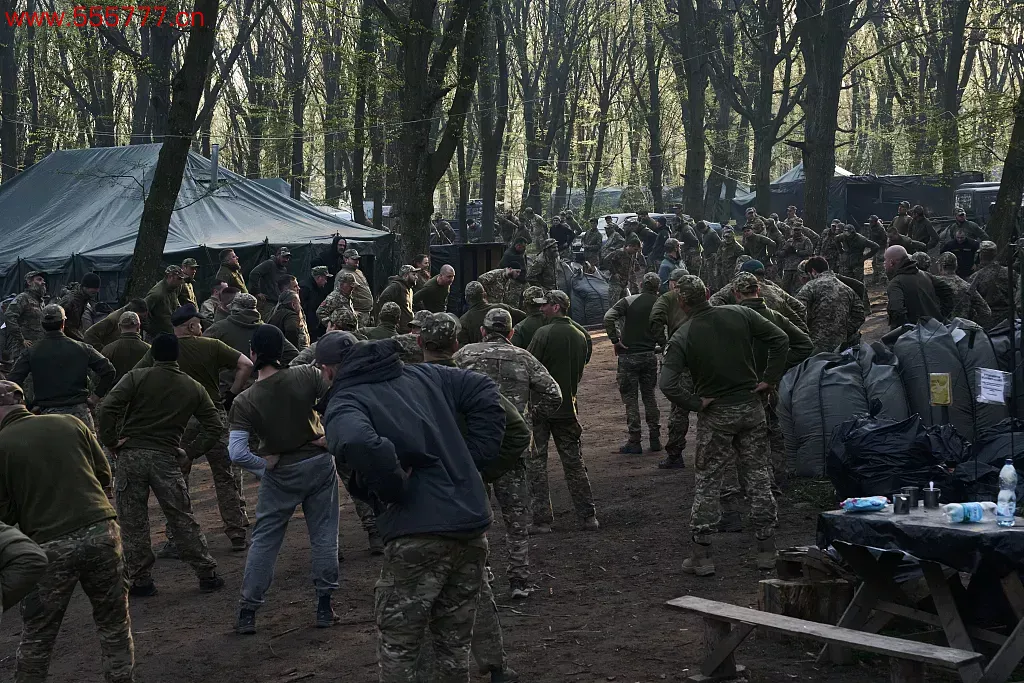 ▲当地时间2024年4月8日英语新闻，乌克兰青年士兵在被派往前线前接受训练。视觉中国